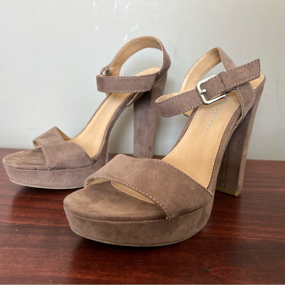 “Suede” Lauren Conrad strappy heel size 9
Mushroom in color. Not worn- tried on.